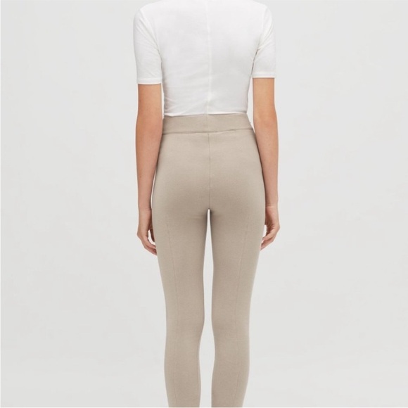 Cuyana fleece leggings in stone - Picture 2 of 5